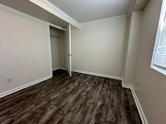 Building Photo - Freshly Updated 4 Bedroom Lower-Level Unit in Oak Ridge – Spacious & Move-In Ready