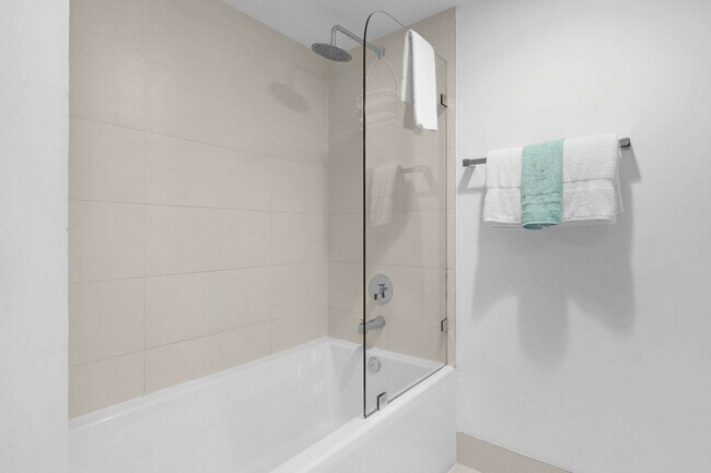 Building Photo - 2602 E Hallandale Beach Blvd