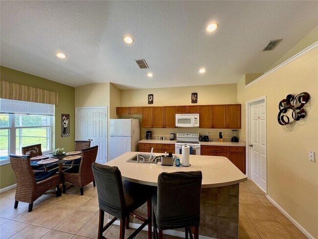 Building Photo - 8127 Fan Palm Way