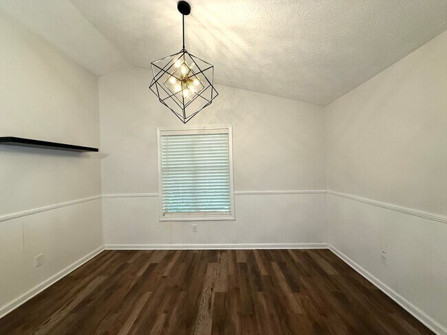 Building Photo - Renovated 3 bedroom 2 bath Ranch