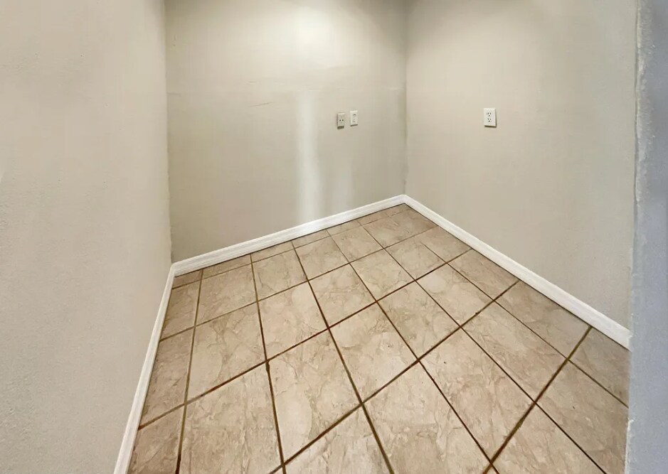 Building Photo - 7748 Knoll Dr N