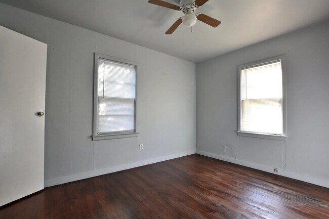 Building Photo - Cute 2/1 with Tons of Space!