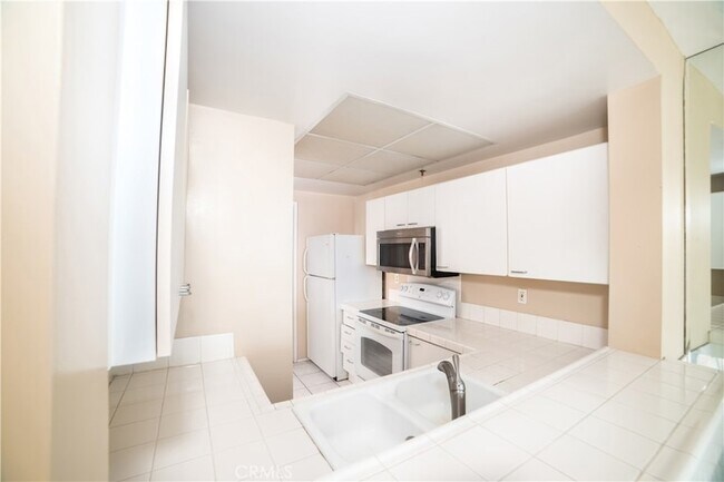 Building Photo - 525 E Seaside Way