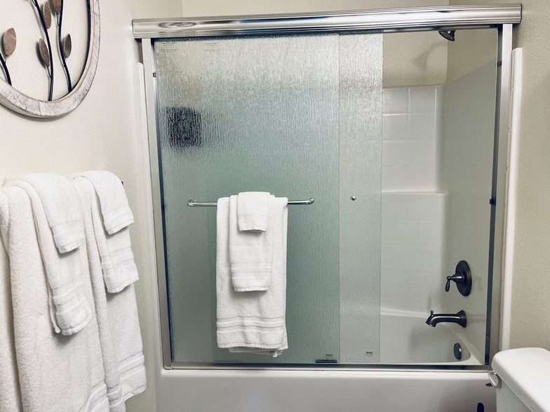 Primary Full Bath En-suite with walk in closet - 1747 Vela Ln SW