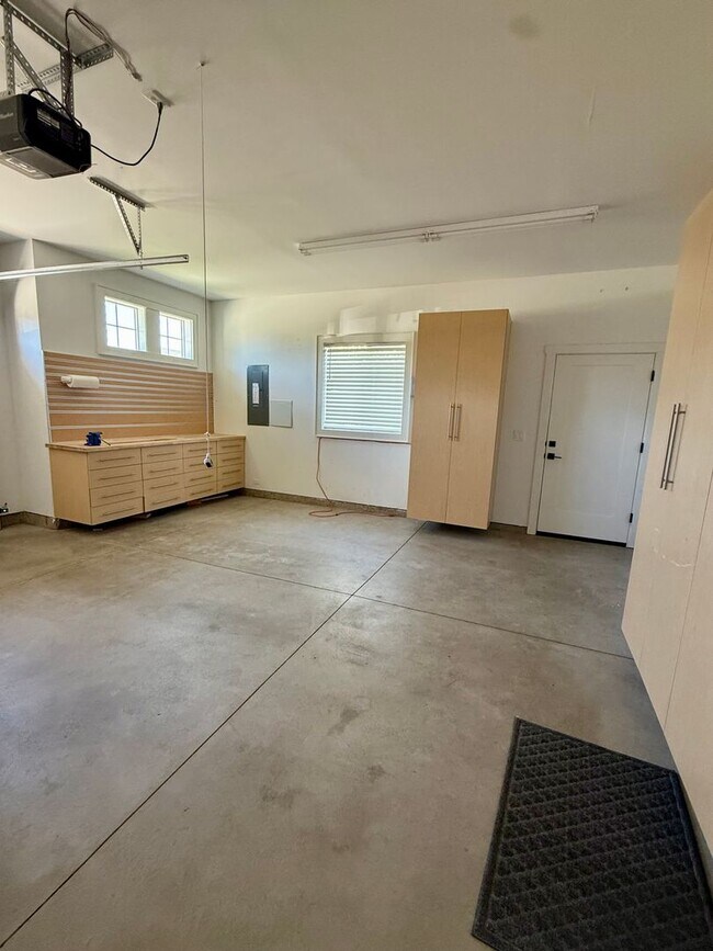 Building Photo - Welcome to this stunning 5-bedroom, 3.5-ba...