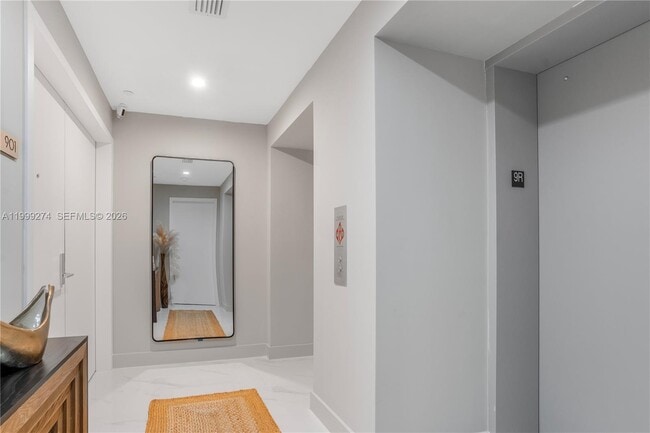 Building Photo - 700 NE 24th St