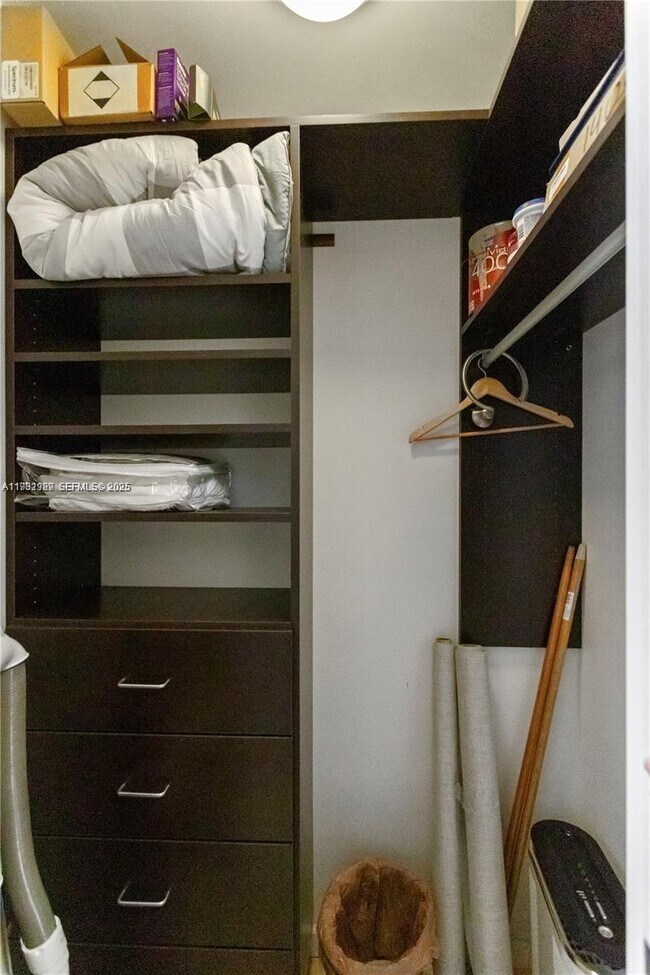 Building Photo - 340 Sunset Dr