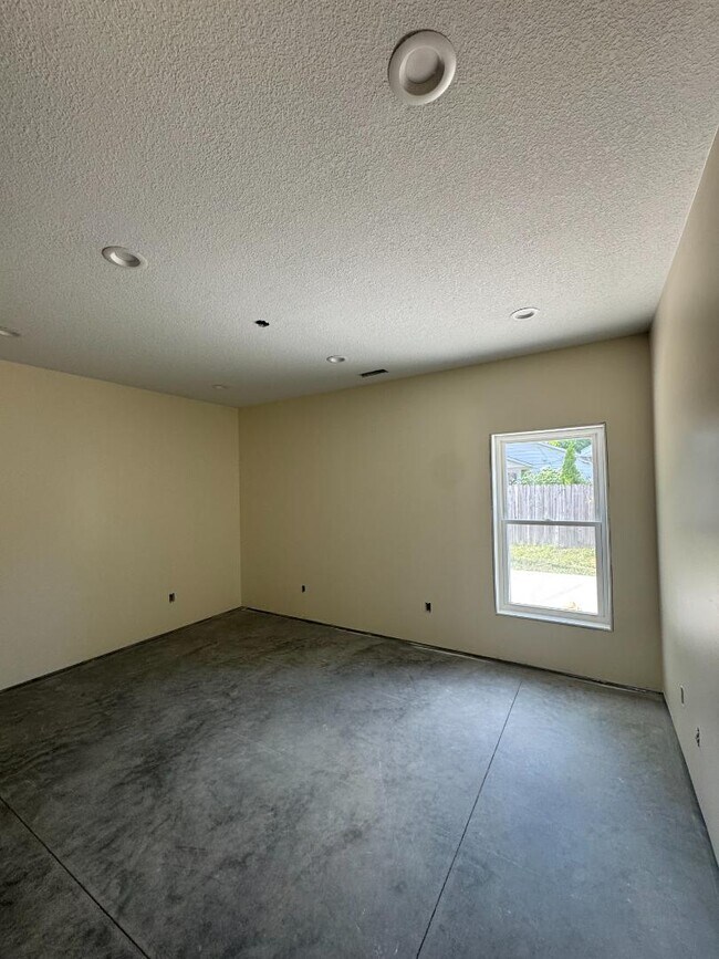 Building Photo - 721 Charlotte Ave