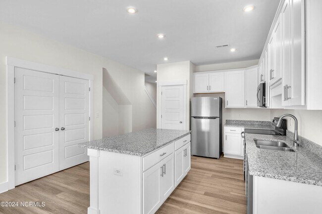 Building Photo - 7048 Crew Dr
