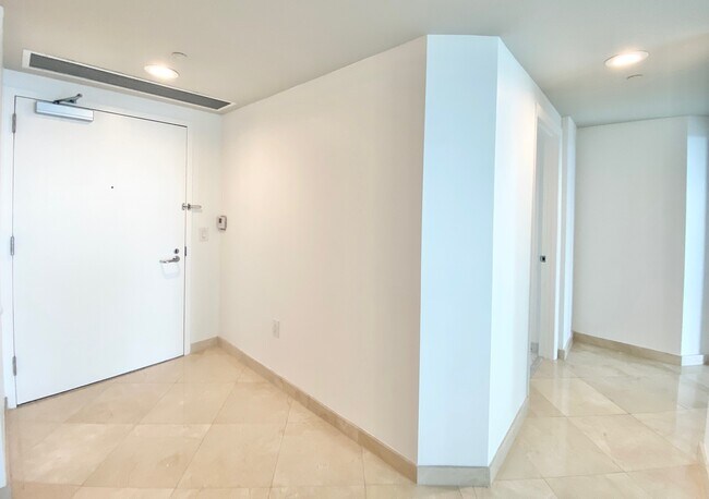 Building Photo - 16400 Collins Ave