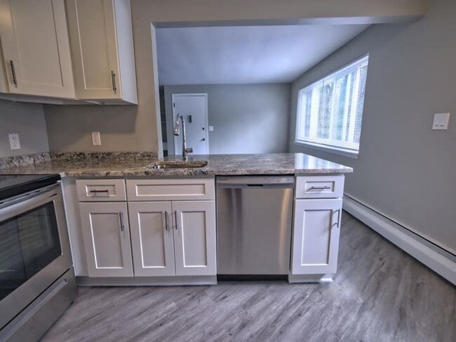 Building Photo - Village Green Court Apartments