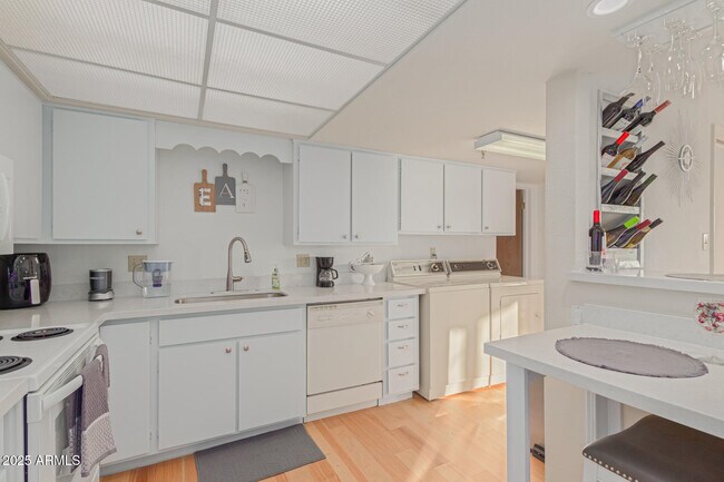 Building Photo - 425 S Parkcrest