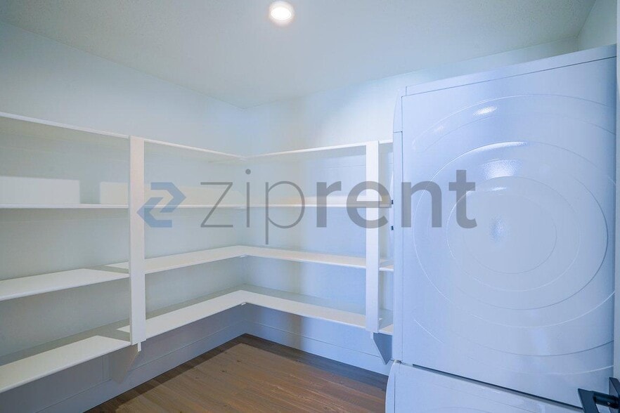 Building Photo - Unit B