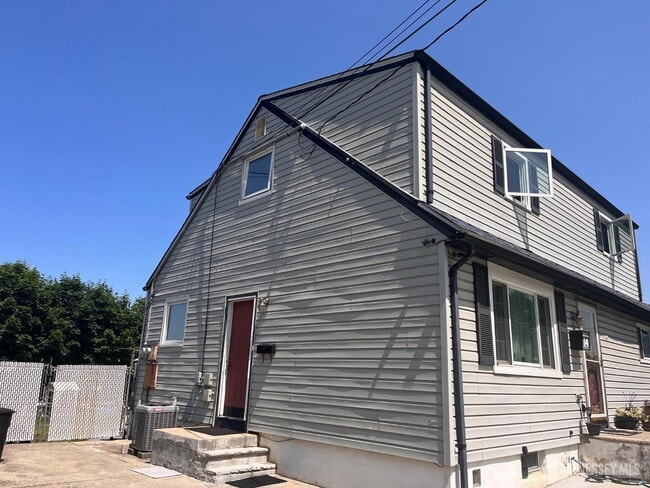 Building Photo - 14 Barkalow St