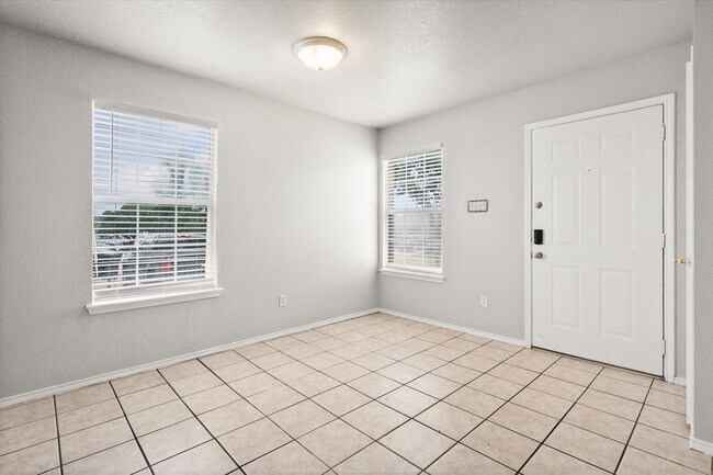 Building Photo - 612 Kings Way Dr