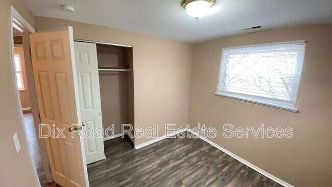 Building Photo - 163 Tecumseh Dr