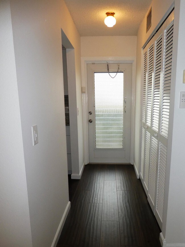 Building Photo - 9855 SW Sandalfoot Blvd