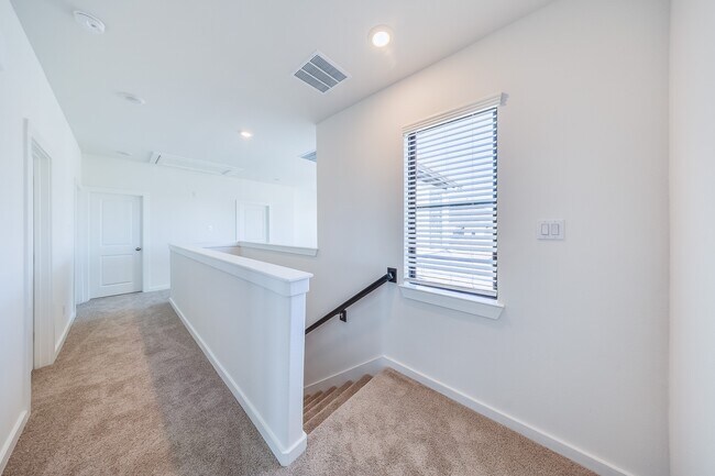 Building Photo - 3235 Home Ct