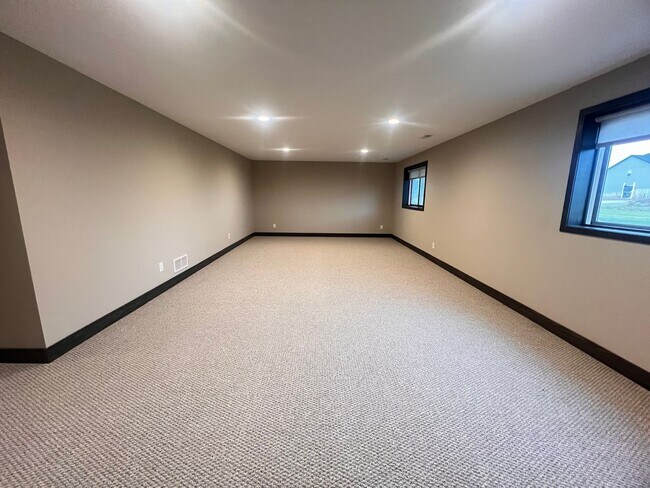 Building Photo - Four Bedroom Duplex in Caledonia!