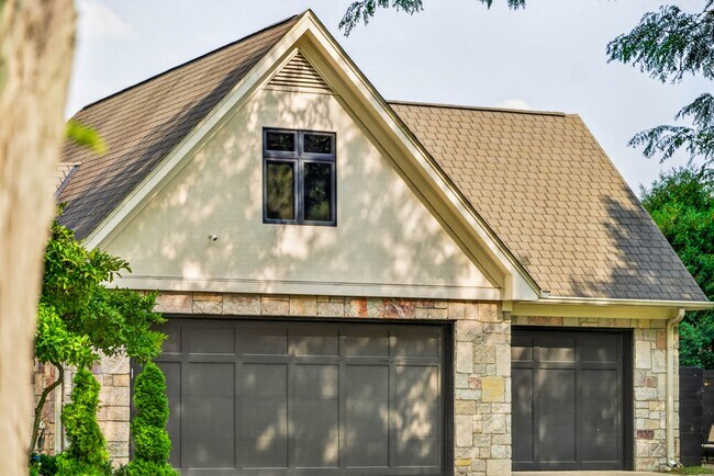 Building Photo - 3625 Woodside Dr