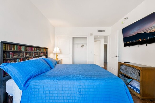 Building Photo - Lakefront Resort Living with Stunning Views in Lake Las Vegas!