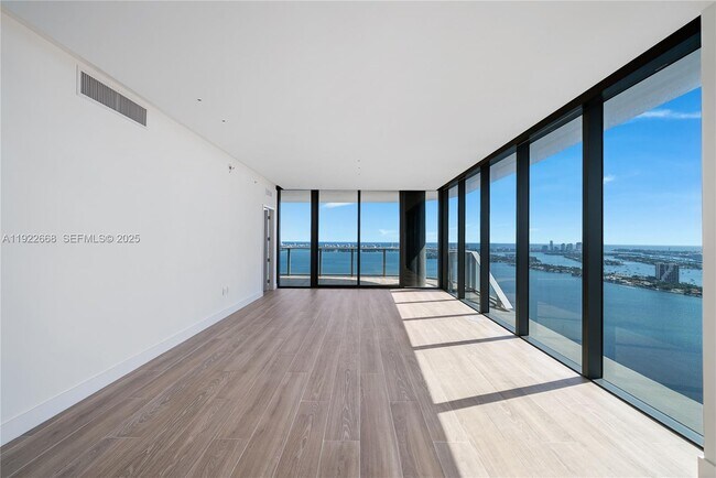 Building Photo - 700 NE 24th St