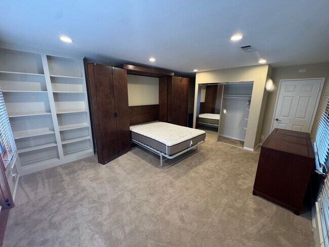 Building Photo - Quail Canyon Rd