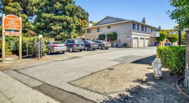 Building Photo - 2595 El Portal Dr