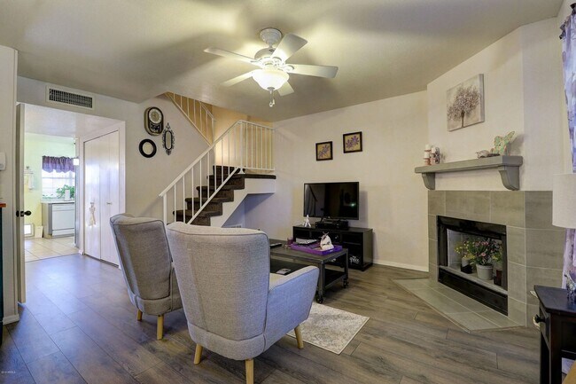 Building Photo - Updated 2 Bed/2.5 Bath Townhome in Great W...