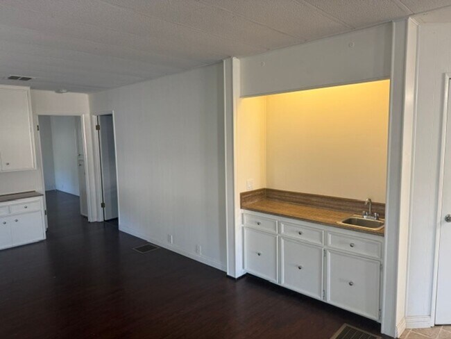 Building Photo - Charming 2BD/2BA Home in Sought-After Camarillo Springs Community!