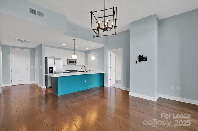 Building Photo - 701 Royal Ct