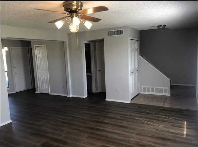 Building Photo - Stunning 3 bed 1 1/2 bath