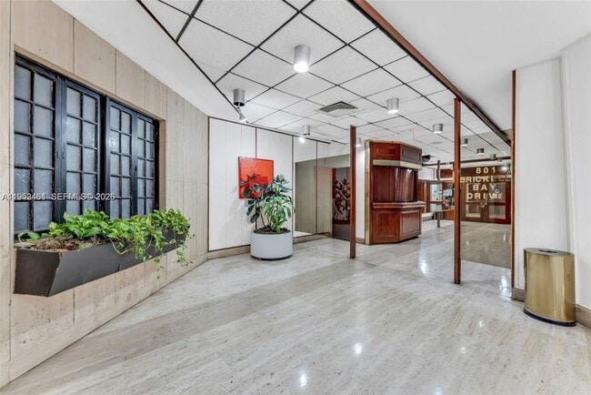 Building Photo - 801 Brickell Bay Dr