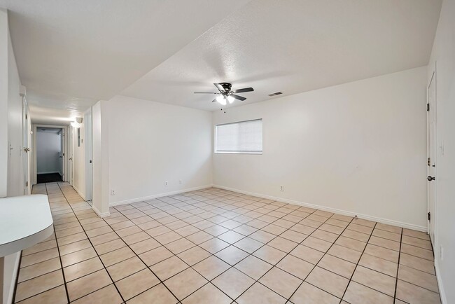 Building Photo - Darling Ground Floor Stonebrook Condo