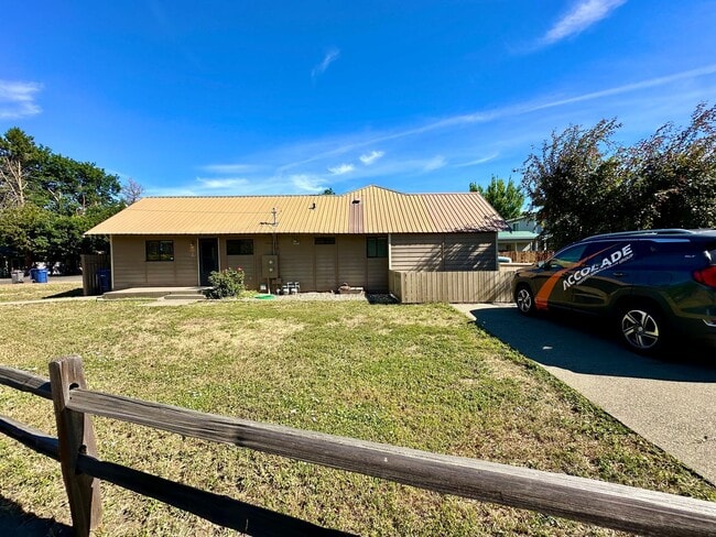 Building Photo - 1204 N Brooklane St