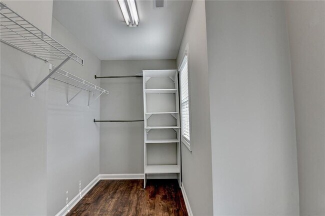 Building Photo - 7245 Heritage Oak Ct