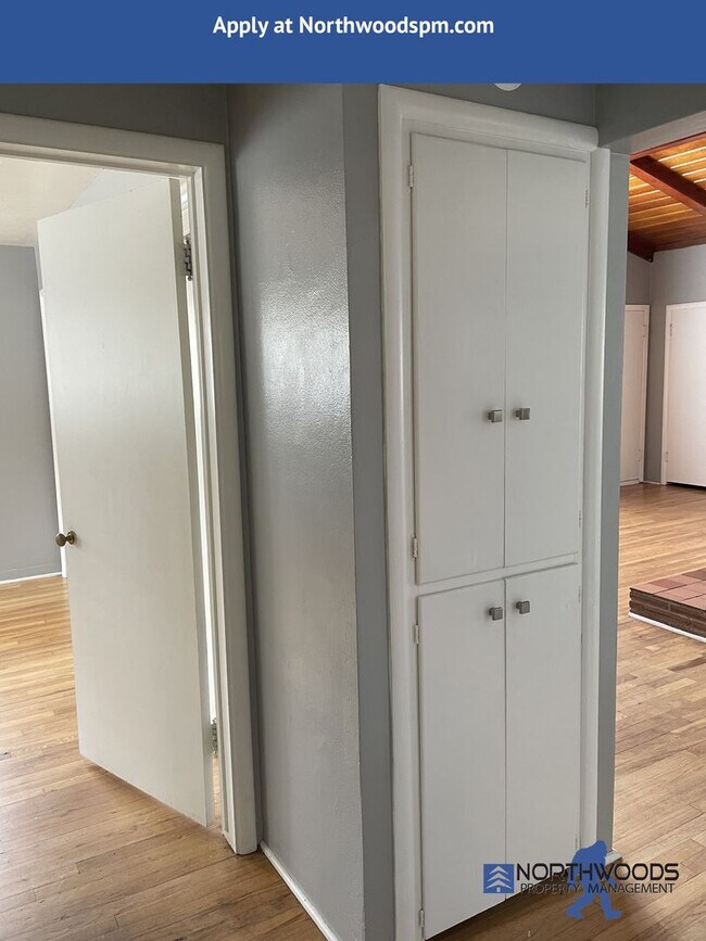 Building Photo - 3 Bedroom Charming House, located on quiet street off cul-de-sac.