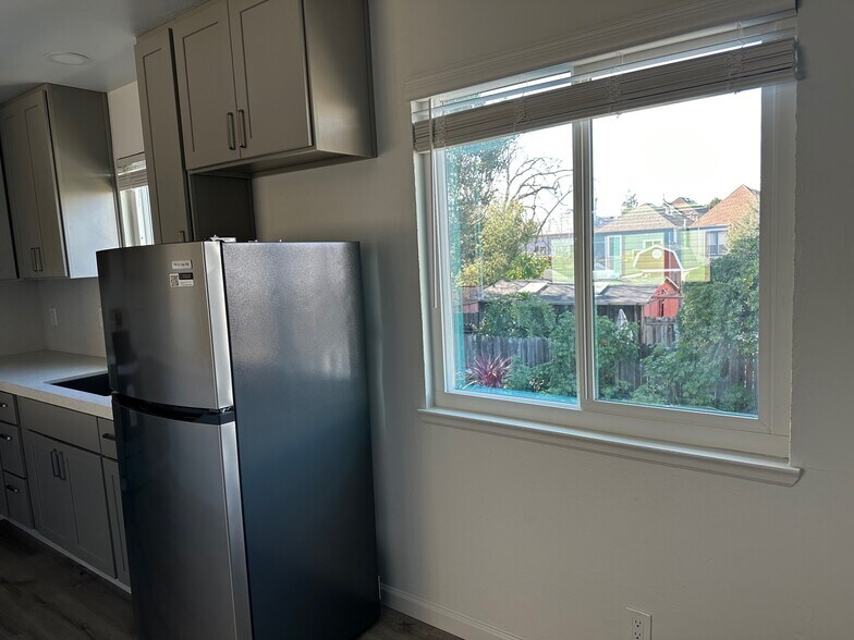 Building Photo - 1576 Pacific Ave