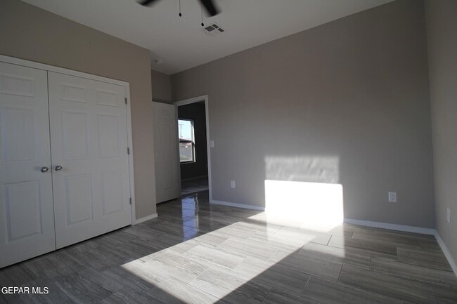 Building Photo - 517 Val Verde St