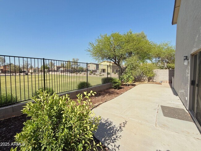 Building Photo - 2528 E Meadow Creek Way