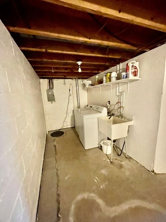 Building Photo - 3 Bed 1.5 Bath- Bridgeville PA