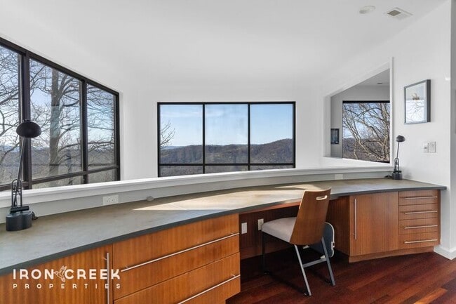 Building Photo - 910 Rockhold Dr