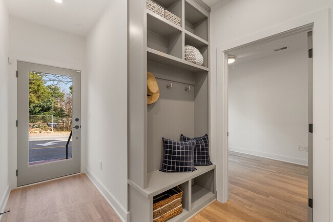 Building Photo - 1237 Memorial Dr SE