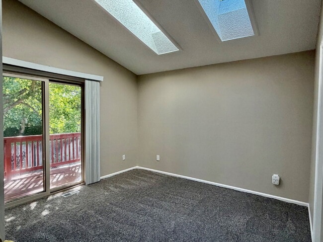 Building Photo - Charming Split-Level Oasis on a Quiet Cul-de-Sac Backing to Greenspace. New Carpet, New Paint and...