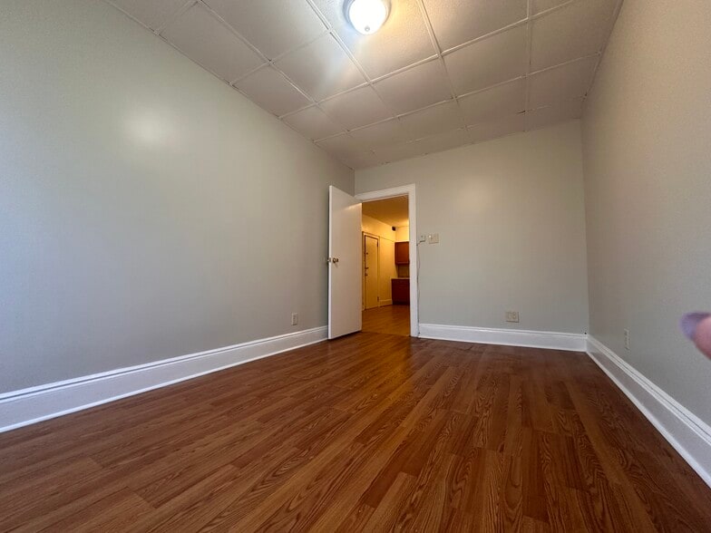 Building Photo - 32 E 47th St