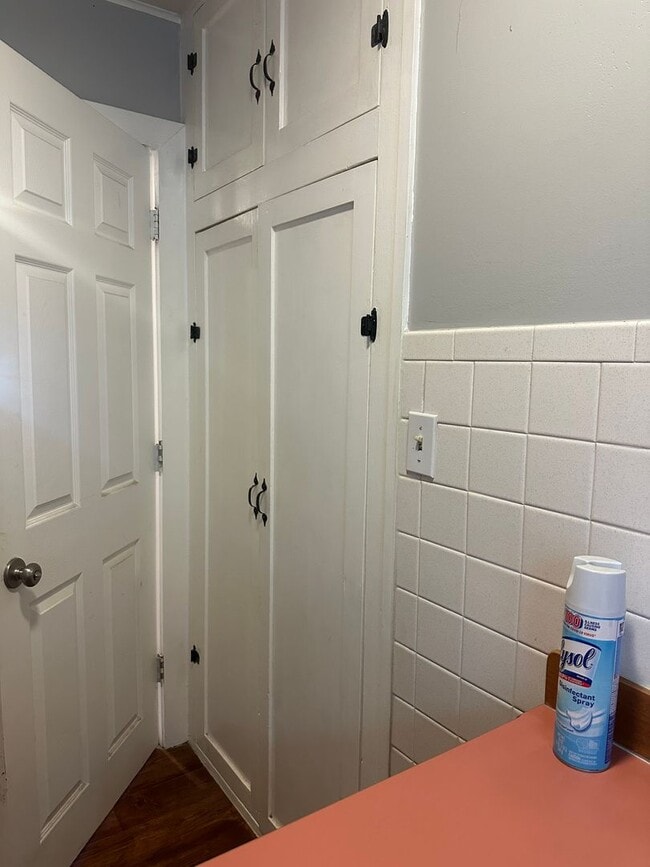 Building Photo - 2 bedrooms, 1 bath on large lot with garage