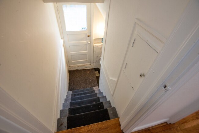 Building Photo - Old World Charm with Views of Lake Union!