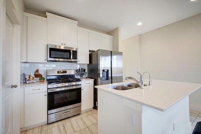 Building Photo - 413 White Steppe Way