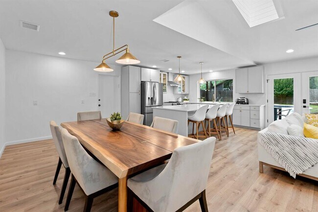 Building Photo - 8806 Ridgehill Dr