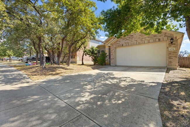 Building Photo - Charming Home Awaits: Spacious & Modern Li...